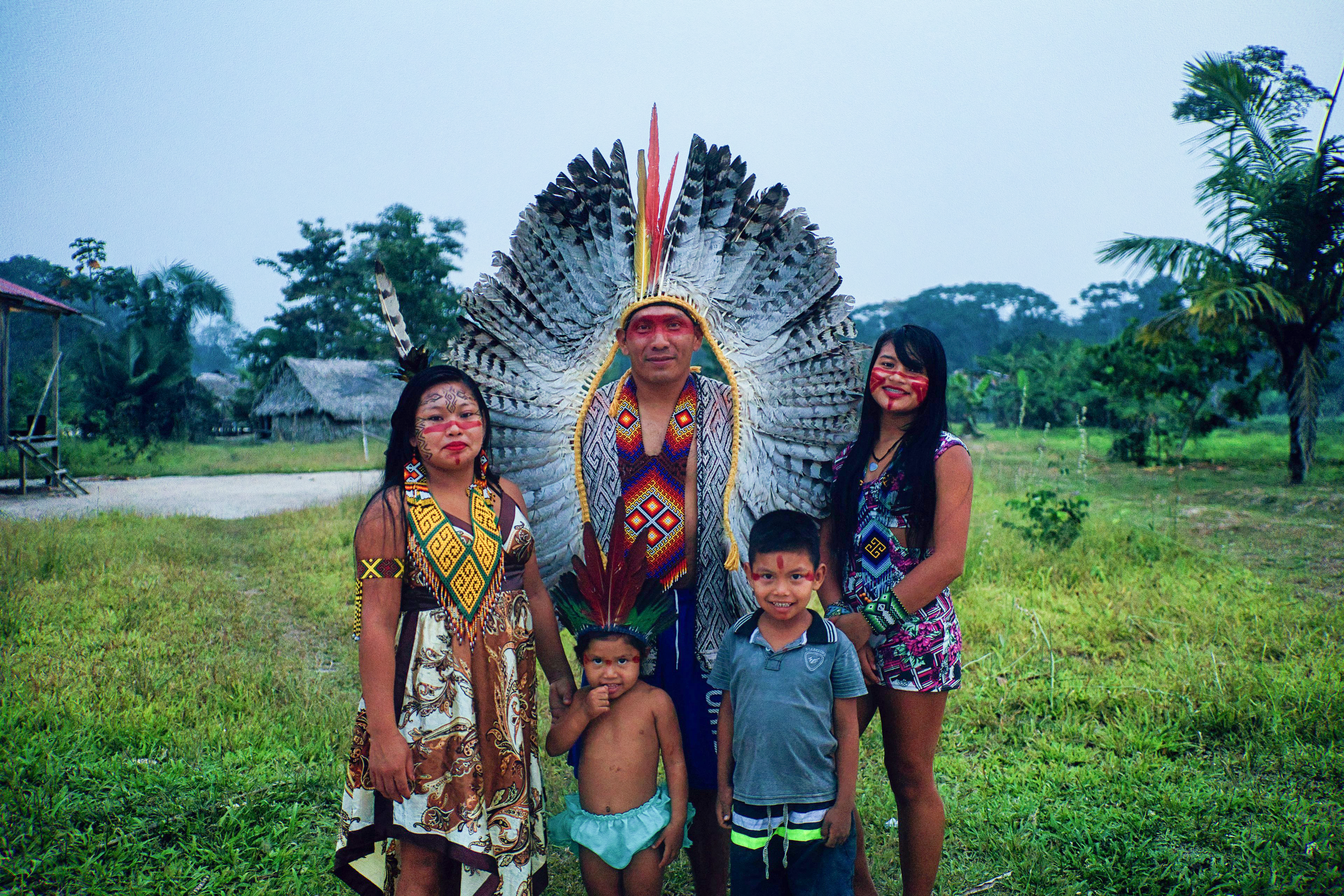Photo : Guilherme Meneghelli, sur l'image le leader Nui Huni Kuin, sa femme Txima Aldeneide, son fils Ninawa abraão, sa fille Thainá maspã, du village Txana ury, Igarapé do Caucho, ACRE, Brésil.